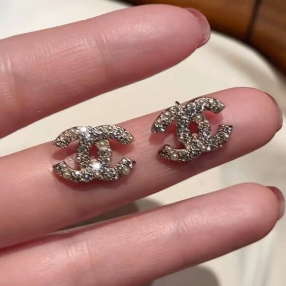 CHANEL Faux Pearl & Strass Gold CC Stud Earrings - Picture 3 of 5